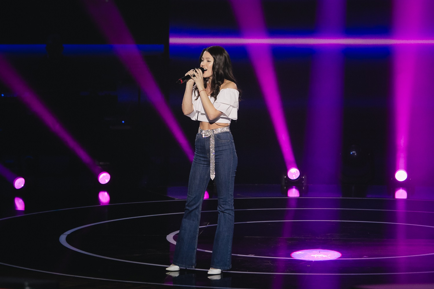 Владимир Остапчук зачитает рэп во время четвертого эфира слепых прослушиваний шоу Голос страны-10